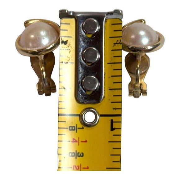 Vintage Gold Tone Clip On Earring Coro Faux Pearl Classic Minimalist Simple Prom - Picture 4 of 4